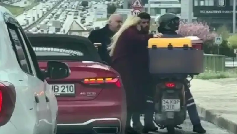 D-100 Karayolu'nda Şok Anlar: Motokuryeye Silah Çeken Şahıs Gözaltında