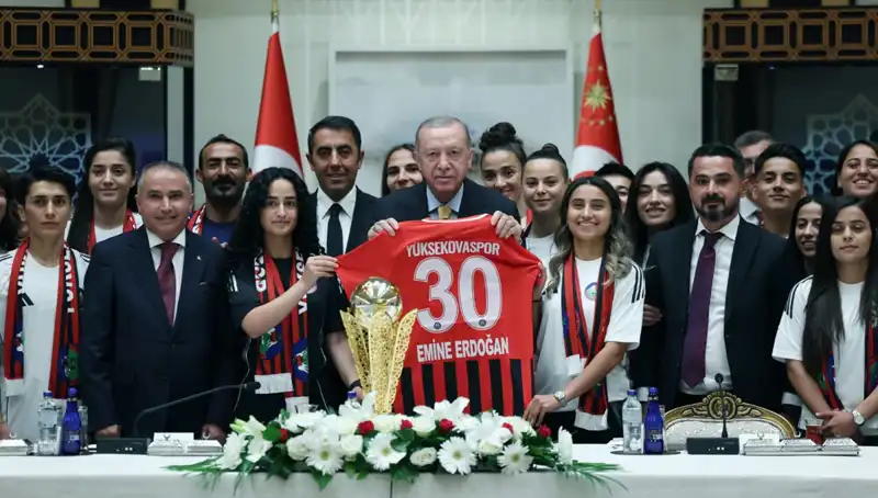 Cumhurbaşkanı Erdoğan, Yüksekovaspor Kadın Futbol Takımı'nı Tarihi Bir Ziyaretle Onurlandırdı