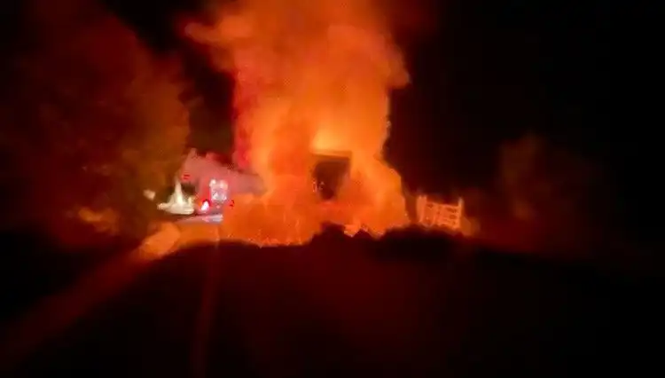 Seyir Halindeki Kamyonet Korkunç Bir Yangınla Yandı