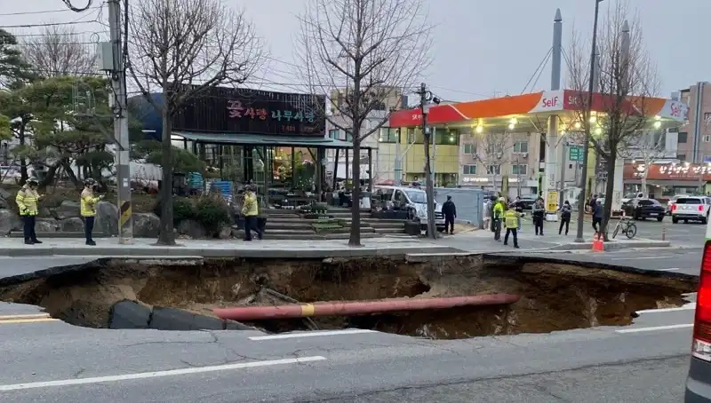 Güney Kore’deki Motosiklet Kazasında Dehşet: Dev Çukur İçine Gömülen Araç!
