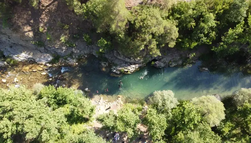 Adana'da Sıcak Havalar Nemle Birleşti, Yaylacılar Doğal Su Kaynaklarında Serinliyor