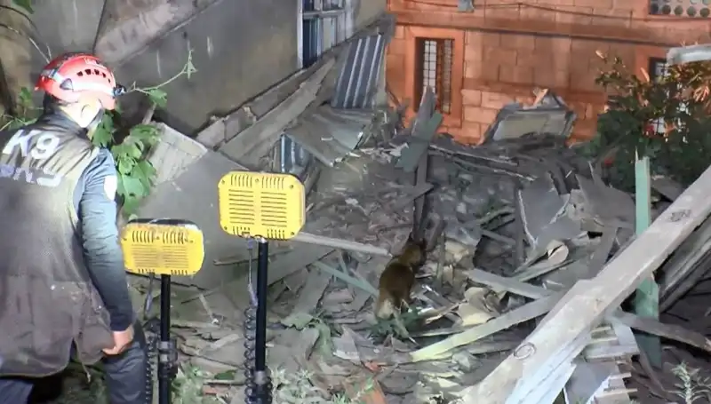 İstanbul'da Deprem Sonrası Güvenlik Alarmı: Çöken Bina Hayatları Tehdit Ediyor