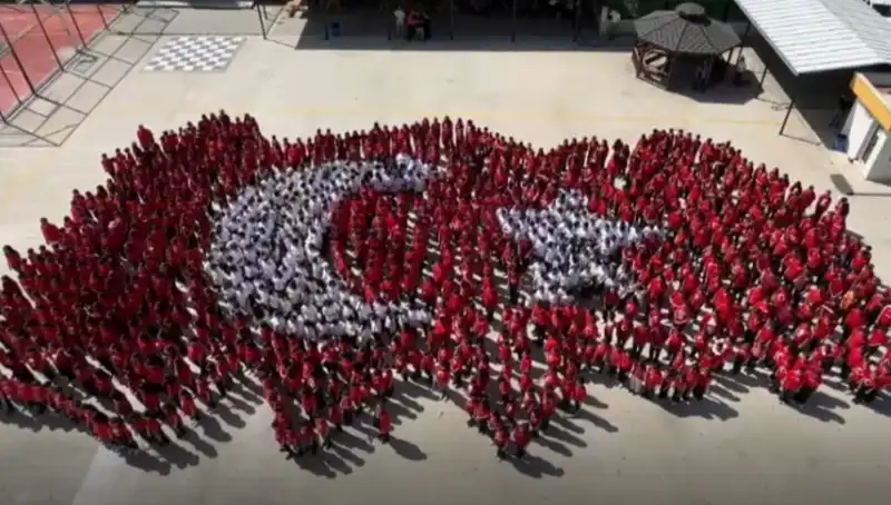 1300 Öğrenci Tek Harita ile Hayalindeki Geleceğe Yürüyüşe Geçiyor
