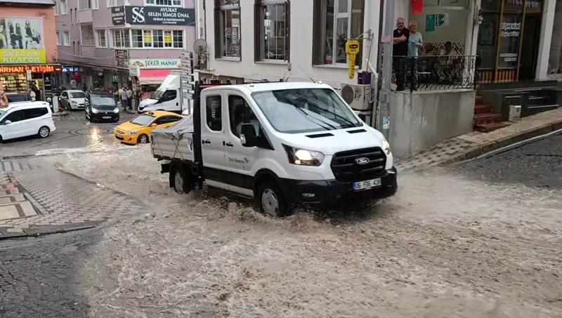 10 Dakikalık Sağanak, Şehirde Su Baskınlarına Yol Açtı: Neler Oluyor?