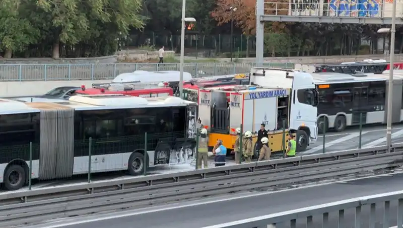 İstanbul Metrobüs Yangını: Trafik Durma Noktasına Geldi!