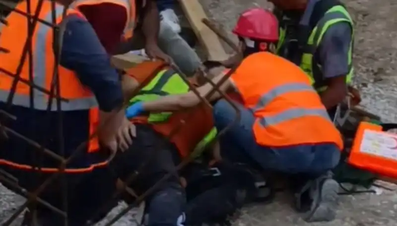 Adana'da İnşaat Alanında Feci Kaza: İki İşçi Yaralı