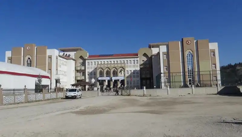 Ortaokulda Öğrenciye Şiddet İddiası: Veliler ve Öğrenciler Tepkili