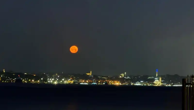İstanbul'da Çilek Dolunayı: Tabloluk Görüntüler ve Heyecan Verici Anlar