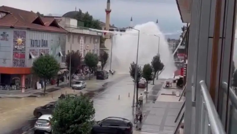 İçme Suyu Hattı Patladı: Şehirde Fırtınaya Dönüşen Su Fışkırması