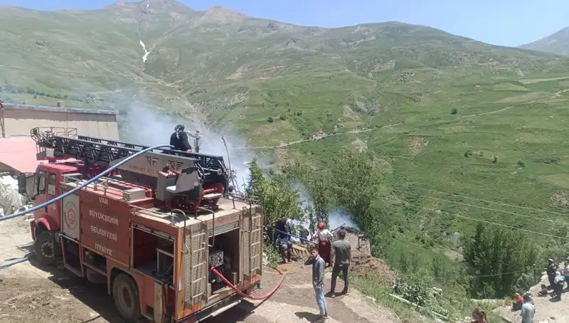 Van'da Evdeki Yangında Küçük Bir Can Hayatını Kaybetti