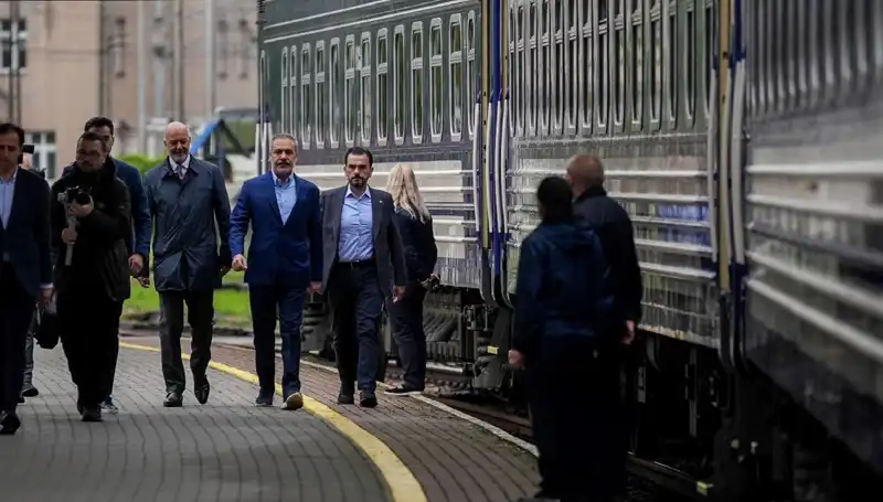 Dışişleri Bakanı Fidan, Ukrayna Yolculuğunda Önemli Temaslarda Bulundu