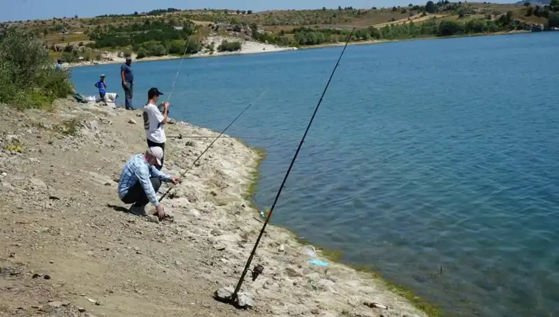 Kafesler Patladı! Haberi Duyanlar Baraja Akın Etti