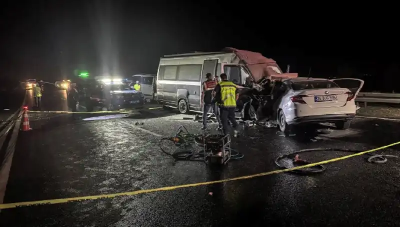 Ters Yönde Minibüse Çarparak Alev Alan Araçta Feci Kaza: 1 Ölü, 1 Yaralı