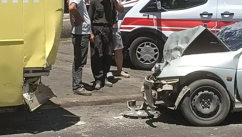 Halk Otobüsü ve Otomobil Çarpıştı: İki Yaralı, Olay Yerinde Gergin Anlar