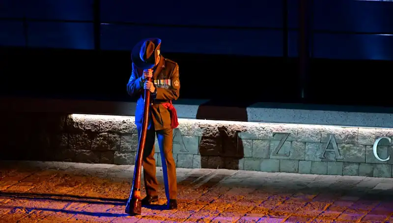 Anzak Koyu'nda Duygusal "Şafak Ayini" İle Tarih Yeniden Canlandı