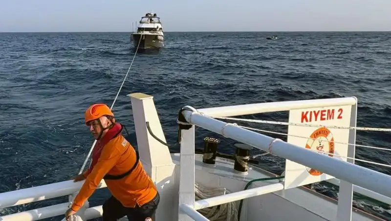 Marmaris Açıklarındaki Sürüklenen Tekne Tüm Mürettebatıyla Kurtarıldı