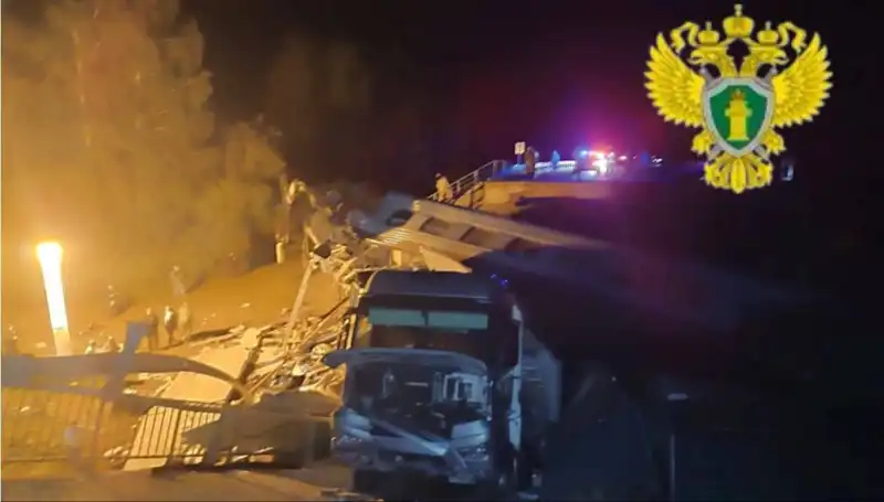 Rusya'da Şok Edici Olay: Köprüler Çöktü, Trenler Raydan Çıktı!