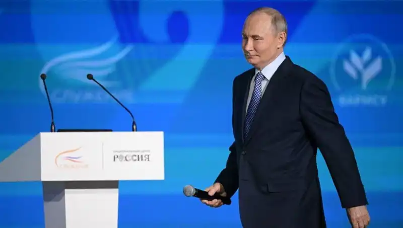 Rusya'da Yabancı Ajan Yasası: Putin'den Tarihi İmza ve Sonuçları