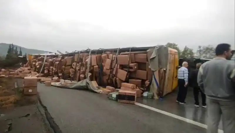 TEM Otoyolu’nda Devrilen TIR Trafiği Felç Etti: Ankara Yolu Kapatıldı!