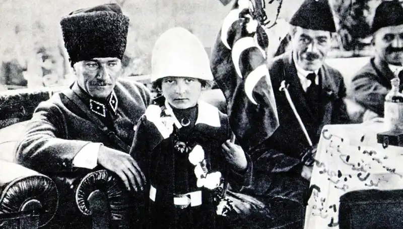 Şapkanın Altında Doğdu: Bayramın Unutulmaz Hikayesi