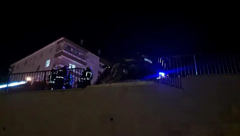 Kontrolden Çıkan Araç Bariyerlere Çarpıp Asılı Kaldı, Olay Gözler Önünde Gerçekleşti