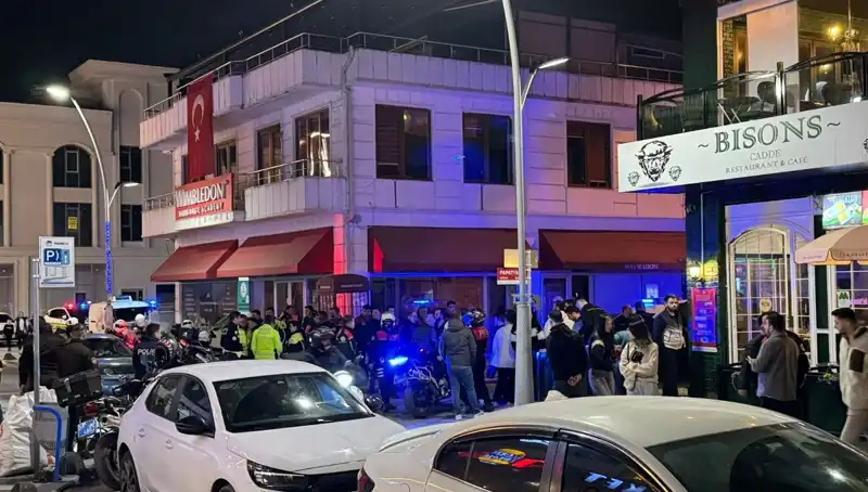 Kafe Sahibi Havaya Ateş Açan Silahlıyı Durdurmak İsterken Bıçaklandı
