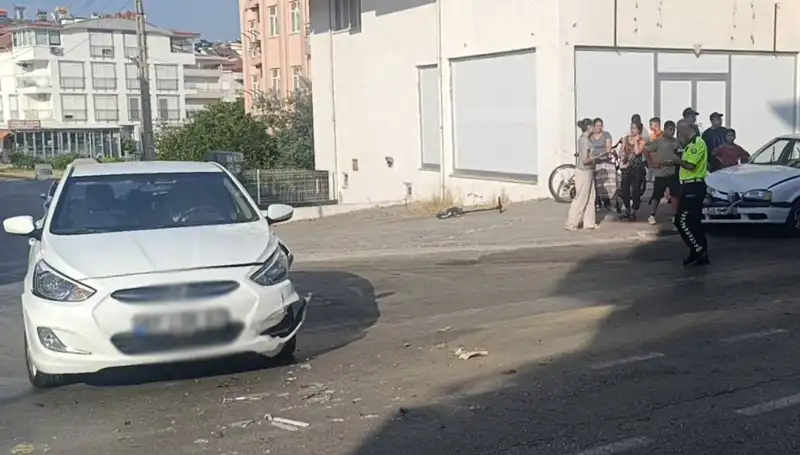 Antalya'da Kaza: İki Otomobil Çarpıştı, Yaralılar Var!