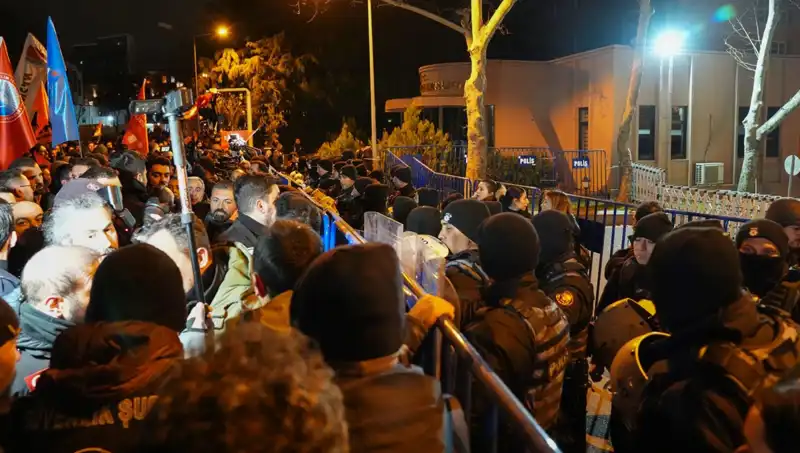 Ekrem İmamoğlu Protestolarında 16 Polis Yaralandı, 53 Gözaltı!