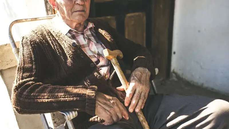 Yüz Yaşındaki Bireylerden 16'sı Depresyonla Mücadele Ediyor: Yalnızlığın Tehlikeleri
