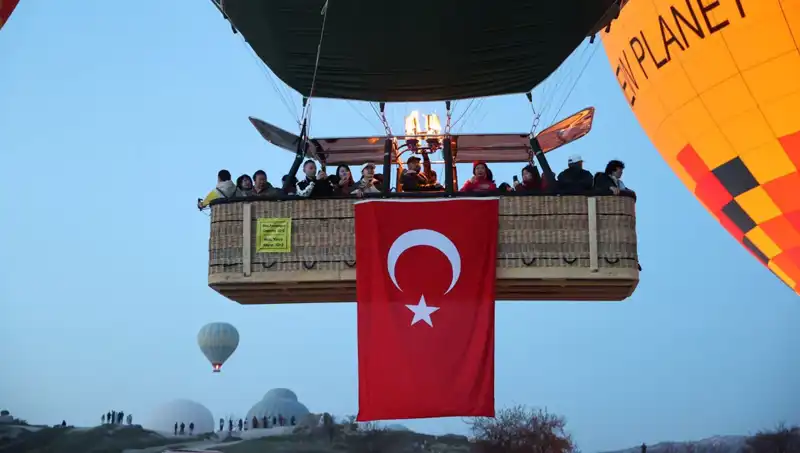 Kapadokya’da Türk Bayraklarıyla Süzülen Balonlar, 23 Nisan’a Özel Renkli Bir Gösteri Sunuyor