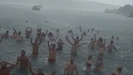 İstanbul'un Bebek Sahili'nde Yağmura Rağmen Denize Giren Kalabalık Şaşırttı!