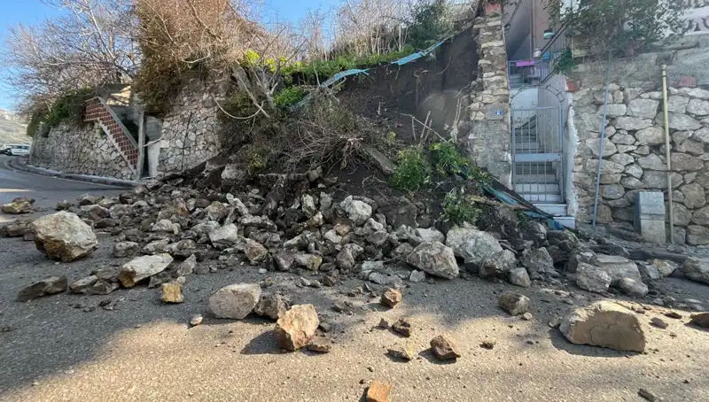 İstinat Duvarı Çöktü: Trafik Kaosu ve Güvenlik Endişeleri