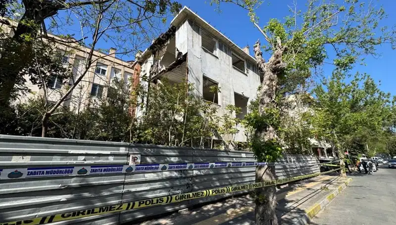 Bakırköy'de Deprem Faciası: Metruk Bina Kısmen Çöktü, Can Kaybı Olmadı