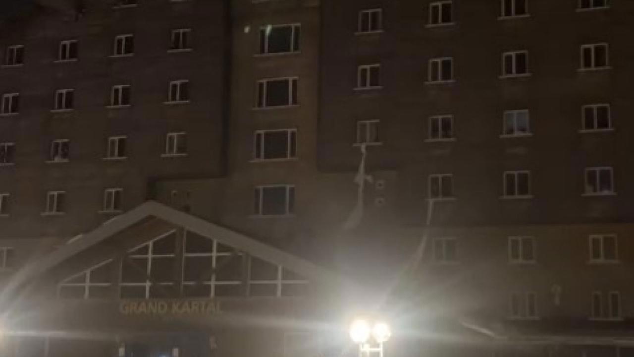 Otelde Çıkan Yangında Çarşaflara Sarılarak Kurtulanlar