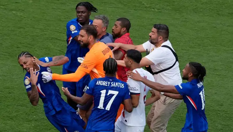 Dev Finalde Şok Görüntüler: Teknik Direktörden Futbolcuya Yumruk Atıldı!