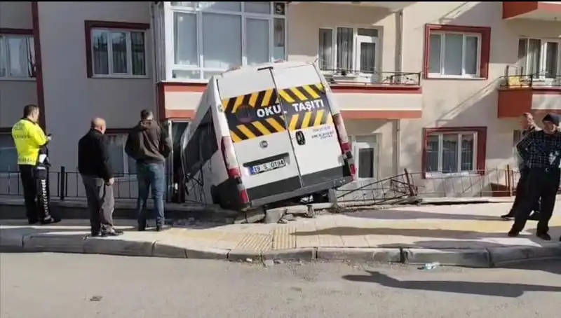 Okul Servisi Balkona Girdi: İki Öğrenci Yaralandı, Olayın Ayrıntıları Şok Ediyor!