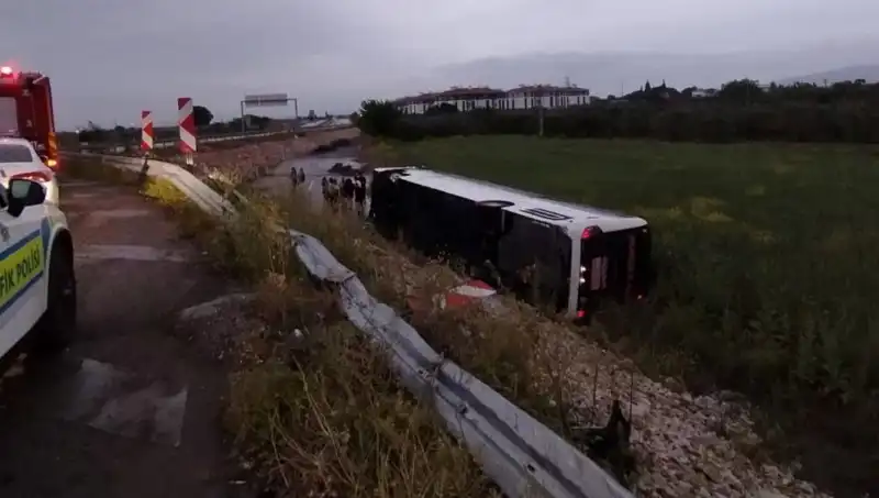 Manisa'da Yolcu Otobüsü Kazası: Çok Sayıda Yaralı Var, Detaylar Ortaya Çıktı