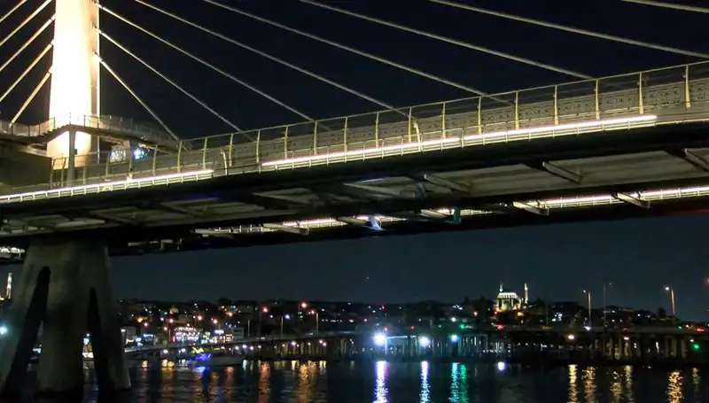Metro Köprüsünden Denize Düşen Kişi için Arama Kurtarma Çalışmaları Sürüyor