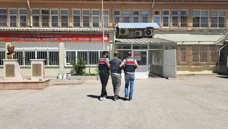 Kırmızı Bültenle Aranan Şüpheli Eskişehir'de Kıskıvrak Yakalandı!