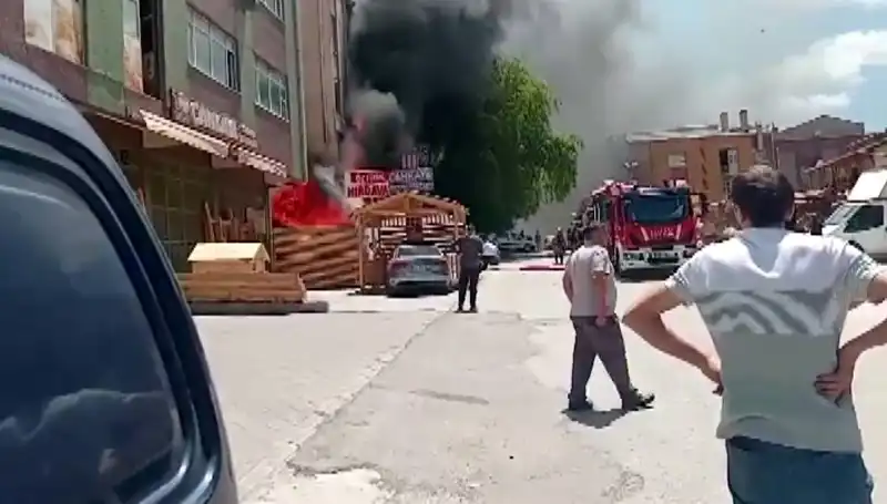 Ankara'da İş Yerlerinde Korkutan Yangın: Ciddi Hasar Oluştu