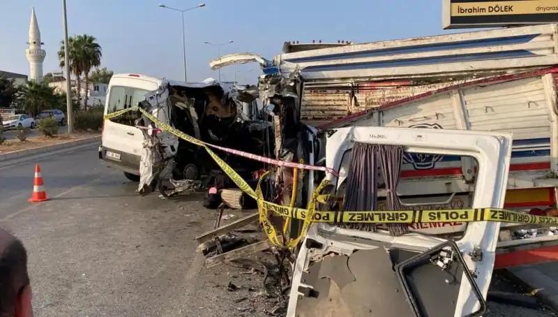 Mersin'de Tatil Yolculuğuna Çıkarken Feci Kaza: İki Can Gitti