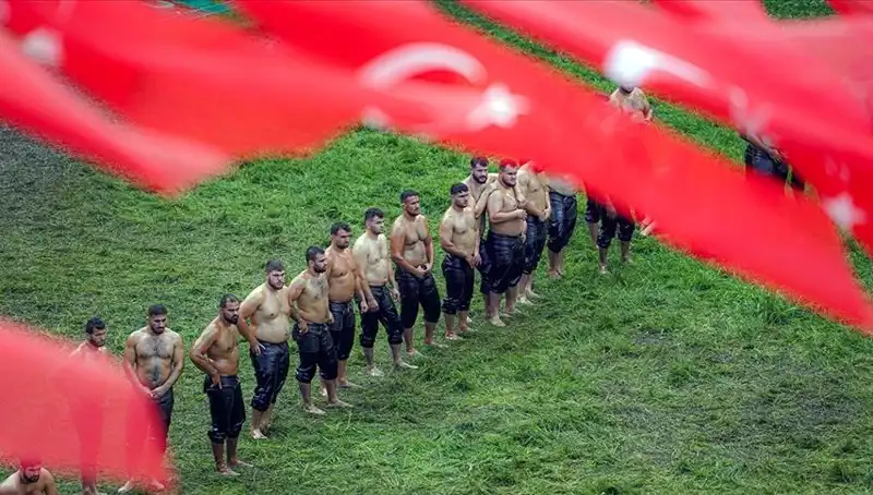 664. Tarihi Kırkpınar Yağlı Güreşleri Başlıyor: Sporcular Arenada
