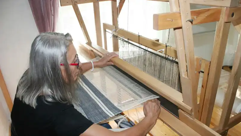 Eski Giysilerin İplerinden Yeni Eşyalar: Sürdürülebilir Tasarımın Göz Alıcı Yüzü