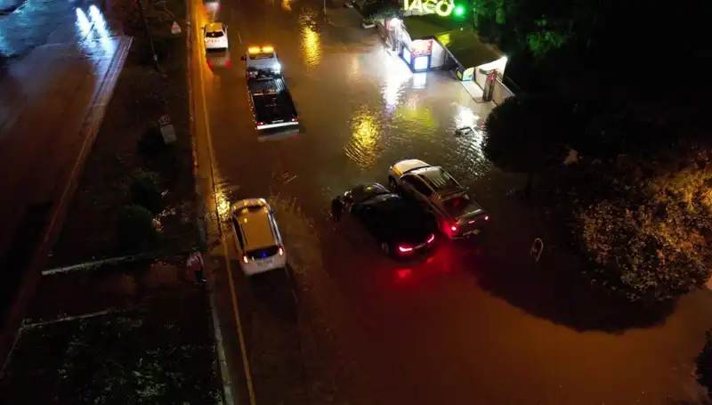 Adana'da Yağmur Felaketi: Cadde ve Yollar Sular Altında Kaldı