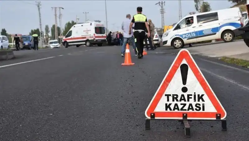 Antalya'da Otomobil Kanalda Devrildi: İki Yaralı, Kaza Anının Detayları