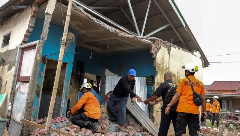 Endonezya'da Şiddetli Deprem: 5,7 Büyüklüğünde Sarsıntı 8 Evi Yıkıma Uğrattı