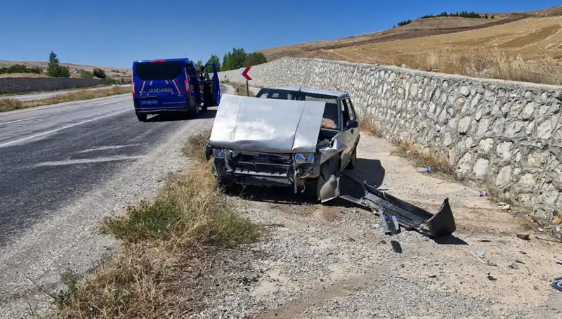 Otomobil Kontrolden Çıktı, Duvara Çarpıp İki Kişiyi Yaraladı