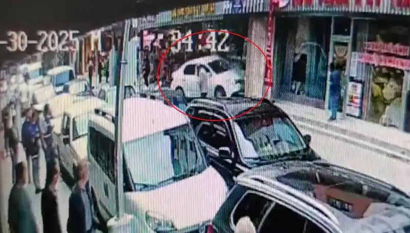 Alkollü Sürücü Mağazaya Daldı, İki Çocuk Hayatını Kurtardı!