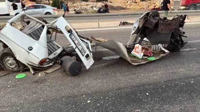 Bariyerlere Çarpan Araçta Feci Kaza: 1 Ölü, 1 Yaralı