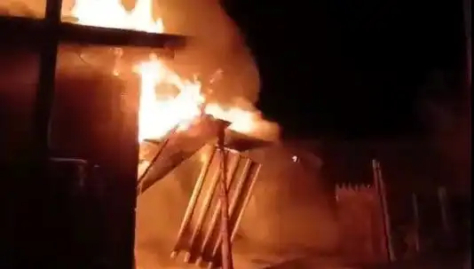 Karabük'te İki Ev Alevlere Teslim Oldu: Yangın Çıkış Sebebi Araştırılıyor
